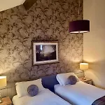 Kings Arms Hotel *