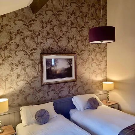 Kings Arms Hotel *